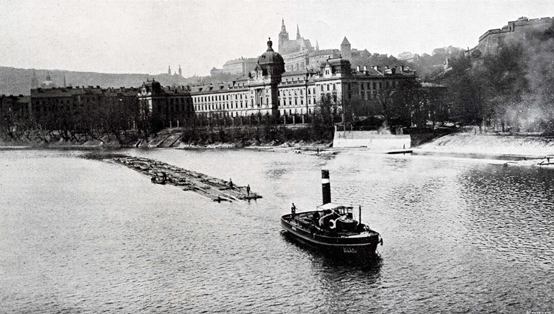 Parník táhne vory před Strakovou akademií 1911 Parník táhne vory před Strakovou akademií 1911